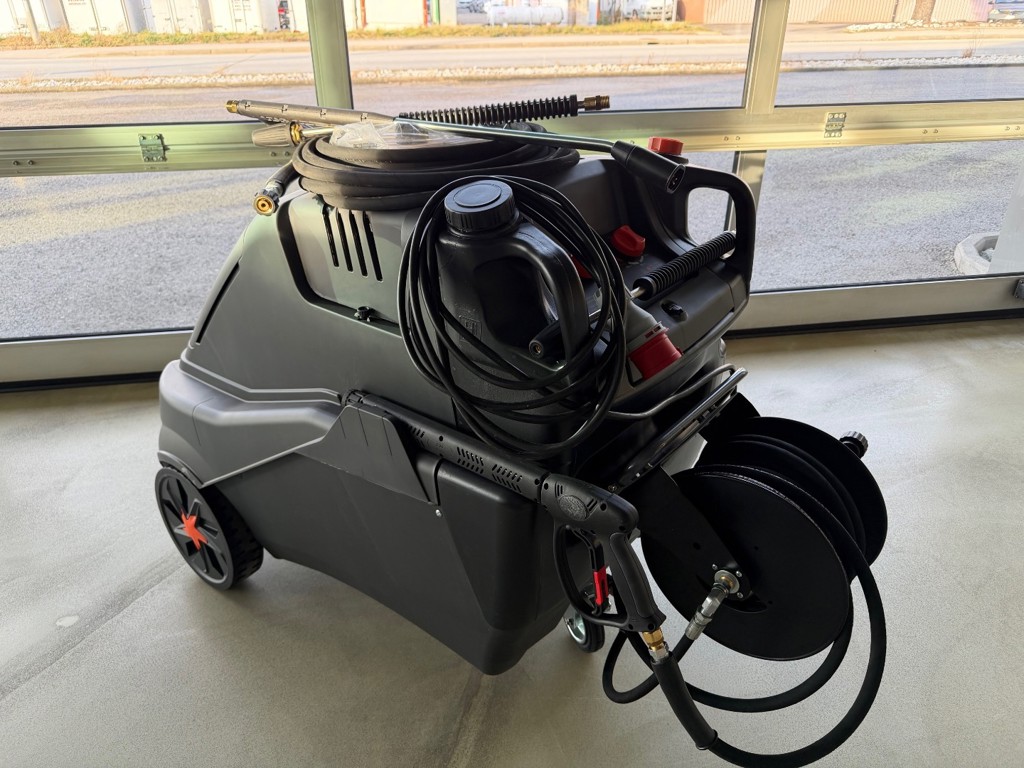 dfb71ec7-a293-4c99-9069-070b1f399205-Comet 10.jpg