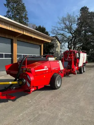 Welger AP 830 mit Paketmaschine