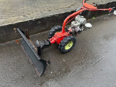 Motormäher Aebi mit Schneepflug