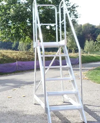 Treppe aus Aluminium mit Podest