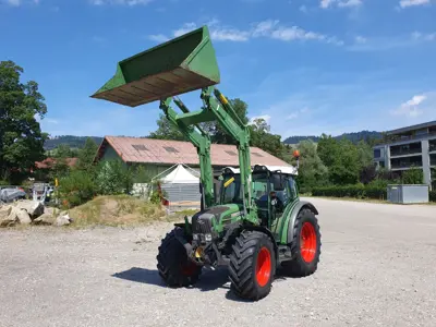 Fendt 211 Vario mit Fendt Cargo 3X65 Frontlader