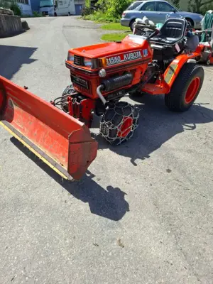 Traktor Kubota mit Schneepflug B1550 HST