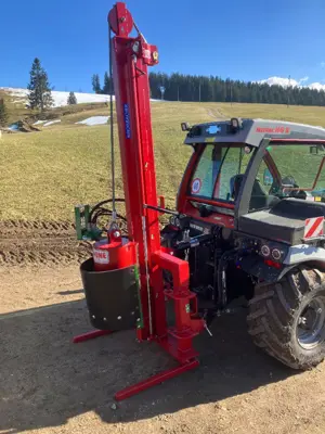 Pfahlramme an Traktor/Enfonce à pieux