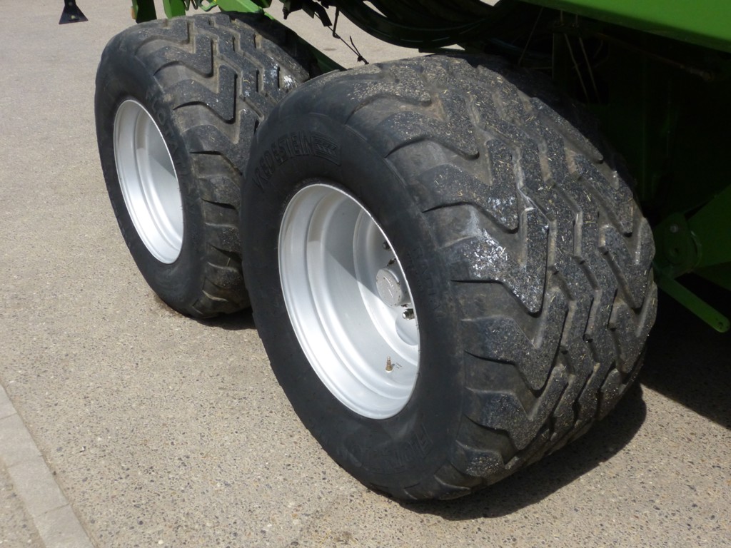 5d1078e3-9093-4144-8370-4d265889e831-Krone 890 XC (4).png