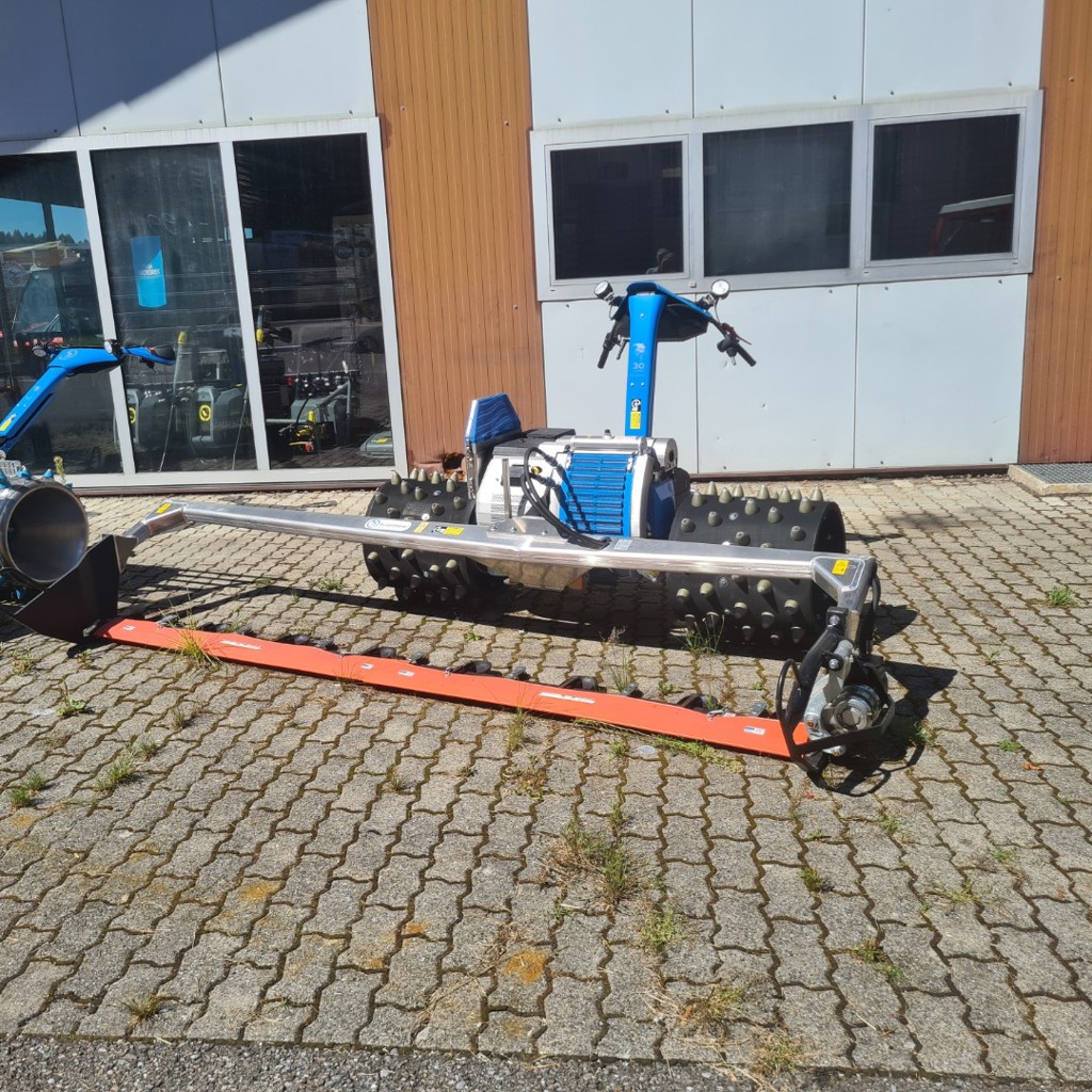 4b9a3971-105f-4322-b84b-7bd9a73db89b-Brielmair mit Mähwerk.jpg