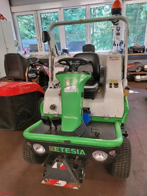 Tracteur à gazon Etesia